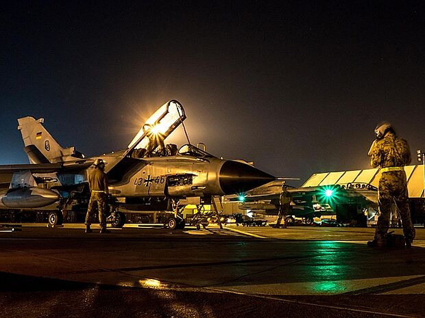 Vorbereitung eines Tornados für den Nachtflug. Foto: Bundeswehr/Dr. Thorsten W.