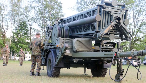 Das Bündelfunksystem Tetrapol Bw hat eine Reichweite von 25 Kilometern. Der mobile Antennenmast im Bild kann unabhängig von einer vorhandenen Infrastruktur genutzt werden. Foto: Bundeswehr/Sebastian Wanninger