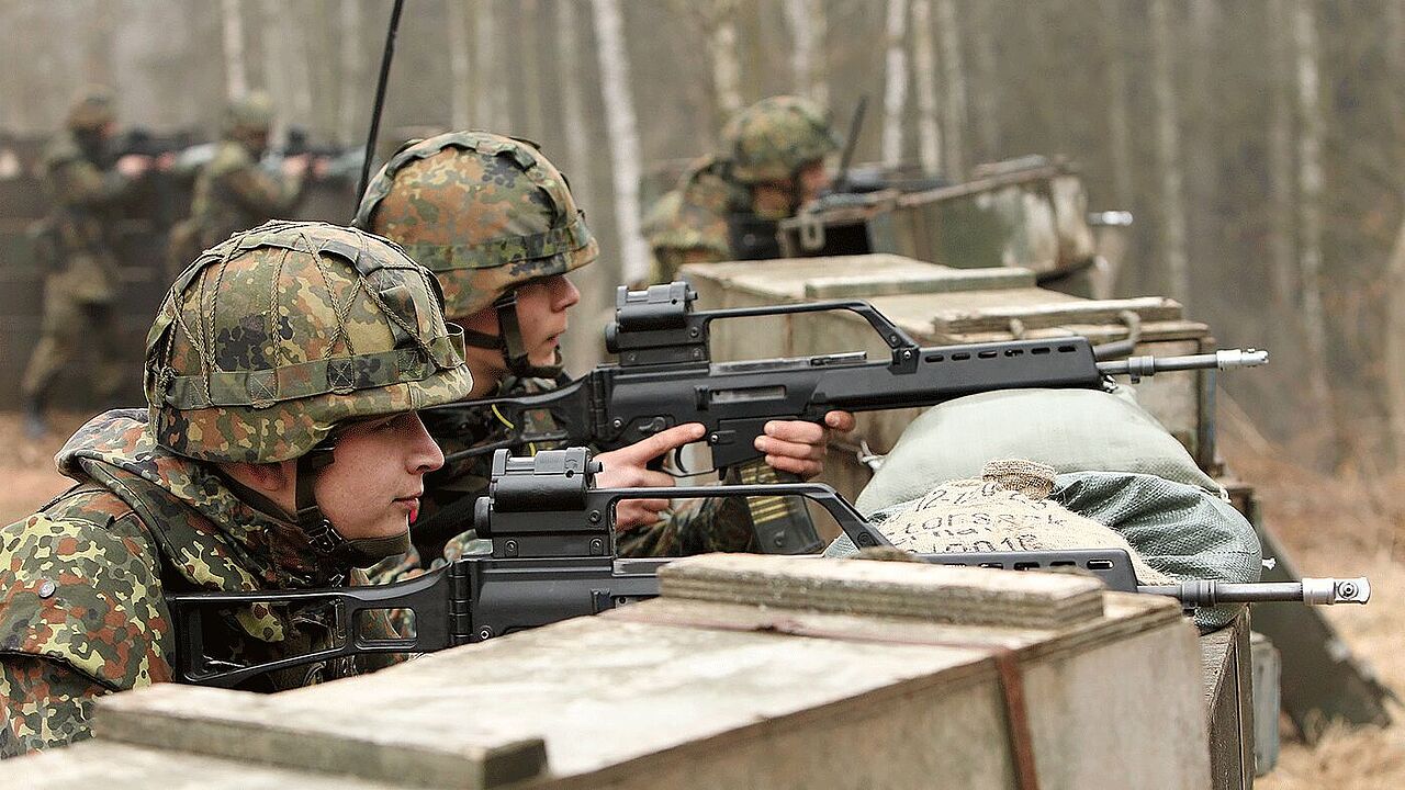 Wehrpflichtige auf einem Truppenübungsplatz im Jahr 2011. Kommt der Pflichtdienst zurück? Die Reaktionen auf den Vorschlag der Wehrbeauftragten Eva Högl sind zurückhaltend bis ablehnend. Foto: Bundeswehr/Andrea Bienert