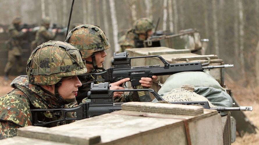 Wehrpflichtige auf einem Truppenübungsplatz im Jahr 2011. Kommt der Pflichtdienst zurück? Die Reaktionen auf den Vorschlag der Wehrbeauftragten Eva Högl sind zurückhaltend bis ablehnend. Foto: Bundeswehr/Andrea Bienert