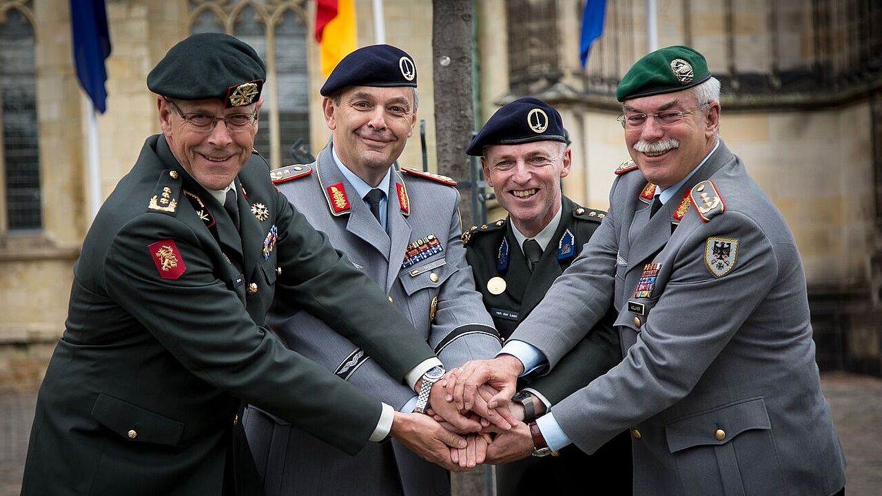 Bei der Kommandoübergabe in Münster (v.l.n.r.): Generalleutnant Leo Beulen, Generalleutnant Alfons Mais, Generalleutnant Michiel van der Laan und Generalleutnant Jörg Vollmer.