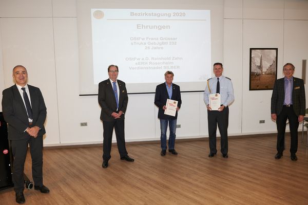 Nach der Ehrung: 1. Stellv. Bundesvorsitzenden Jürgen Görlich (v.l.), Bezirksvorsitzender Walter Teßler, Oberstabsfeldwebel a.D. Reinhold Zahn, Oberstabsfeldwebel Franz Grüsser, Landesvorsitzender Gerhard Stärk. Foto: DBwV/Ingo Kaminsky