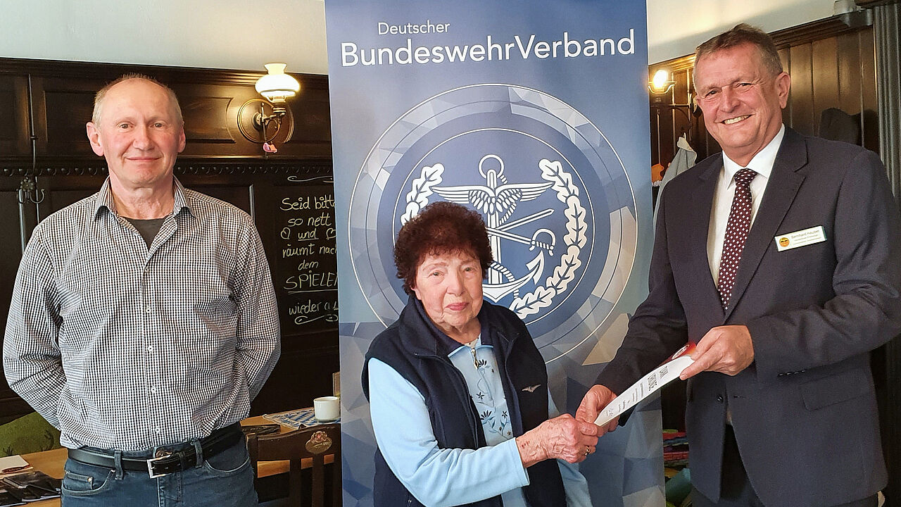 Anerkennung für ihren jahrelangen Einsatz im Vorstand erfuhr die 91-jährige Caroline Neumann vom Vorsitzenden ERH Bernhard Hauber und KERH-Vorsitzendem Ludwig Birngruber (l.). Foto: Günter Diebel