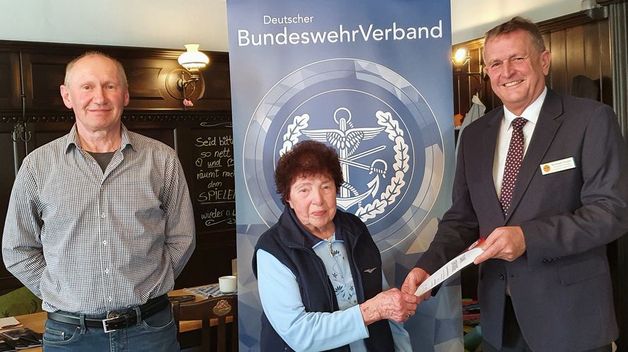 Anerkennung für ihren jahrelangen Einsatz im Vorstand erfuhr die 91-jährige Caroline Neumann vom Vorsitzenden ERH Bernhard Hauber und KERH-Vorsitzendem Ludwig Birngruber (l.). Foto: Günter Diebel