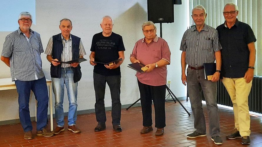 Stabsfeldwebel a.D. Roland Brandl (v.l.) mit den Geehrten Oberstabsfeldwebel a.D Helge Herbert, Hauptfeldwebel a.D. Josef Seifriedsberger, Stabsfeldwebel a.D. Franz Weis, Hauptmann a.D. Jochen Gartmann sowie KERH-Vorsitzender Stabsfeldwebel a.D. Heiko Schmidt. Foto: Rainer Beckert