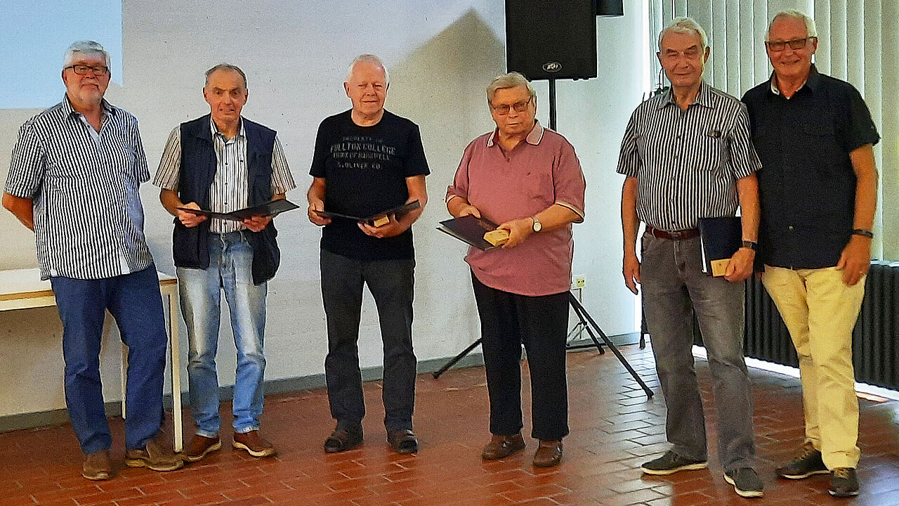 Stabsfeldwebel a.D. Roland Brandl (v.l.) mit den Geehrten Oberstabsfeldwebel a.D Helge Herbert, Hauptfeldwebel a.D. Josef Seifriedsberger, Stabsfeldwebel a.D. Franz Weis, Hauptmann a.D. Jochen Gartmann sowie KERH-Vorsitzender Stabsfeldwebel a.D. Heiko Schmidt. Foto: Rainer Beckert