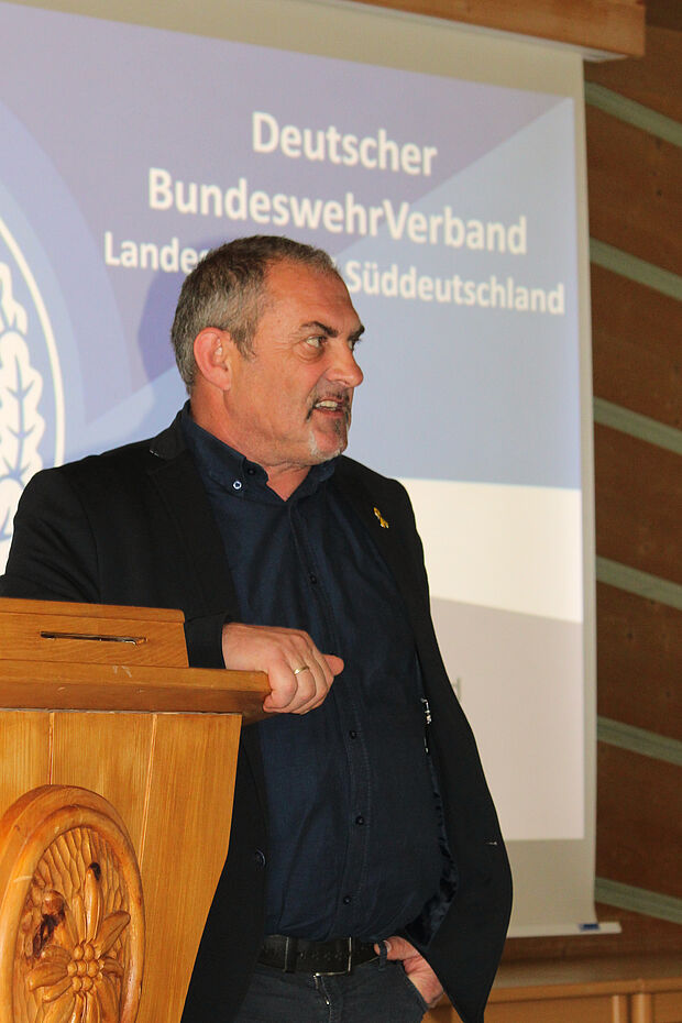 Landesvorsitzender Oberstleutnant a.D. Josef Rauch erläuterte die Positionen des BundeswehrVerbandes zur Sicherheitspolitik. Foto: KERH BGL