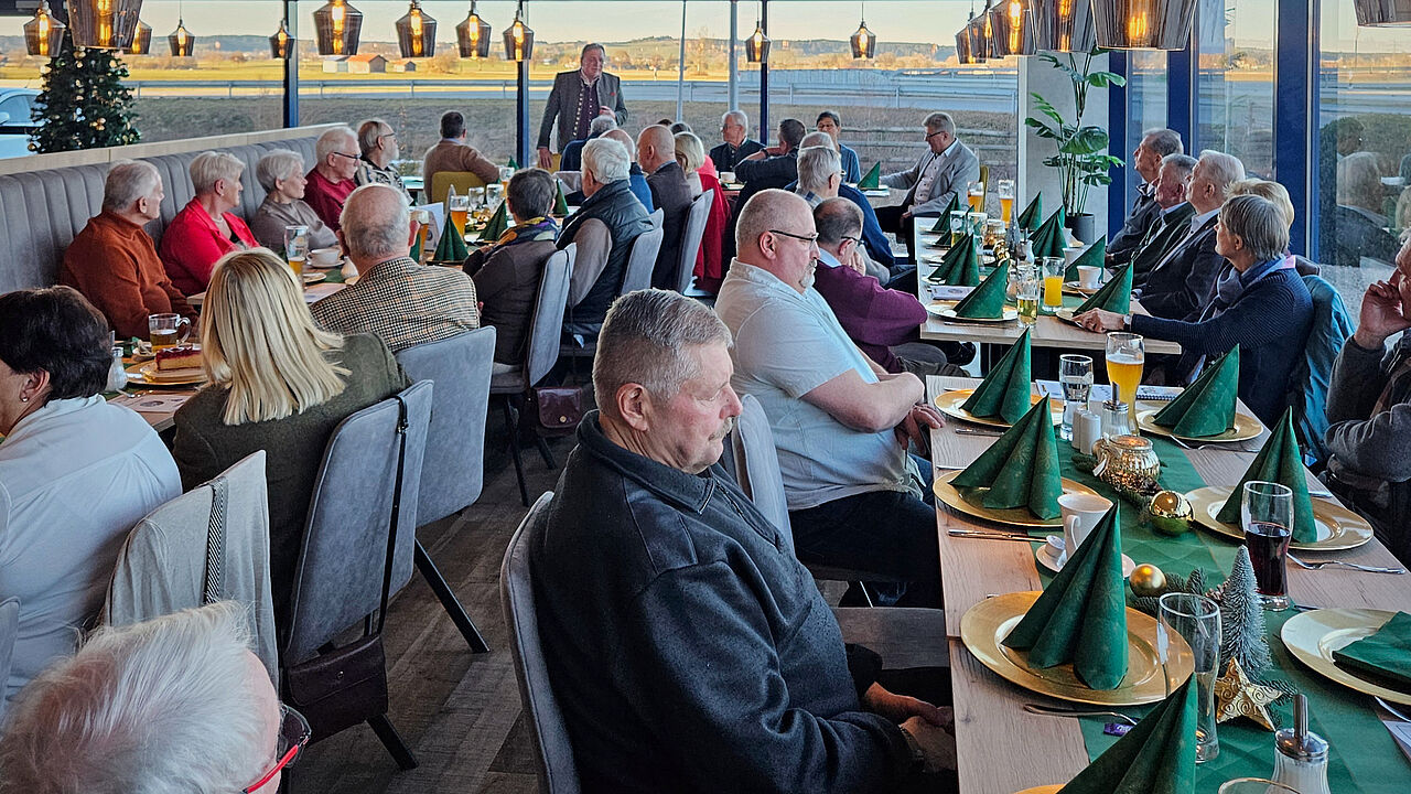 Nahezu 50 Teilnehmer kamen zur Jahresabschlussfeier der vergleichsweise kleinen Kameradschaft ERH Schongau ins Restaurant eines Möbel Centers. Foto: HR