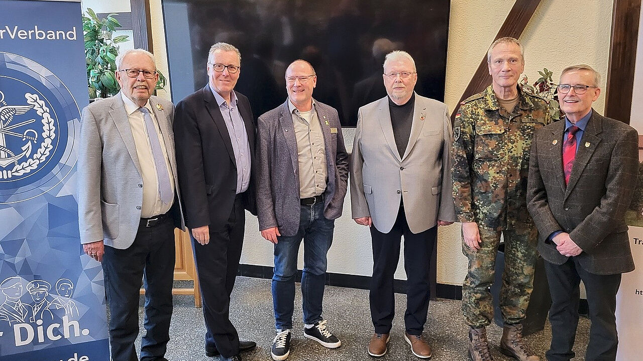 Beim gemeinsamen Jahresempfang: Altbürgermeister Rainer Kinzkofer (von links), Bürgermeister Jürgen Götz, Hauptmann a.D. Oliver Hartmann, Feldwebel d.R. Siegbert Schneider, Oberst Michael Emeis und Oberstleutnant a.D. Wolfgang Hagedorn. Foto: Armin Dadrich