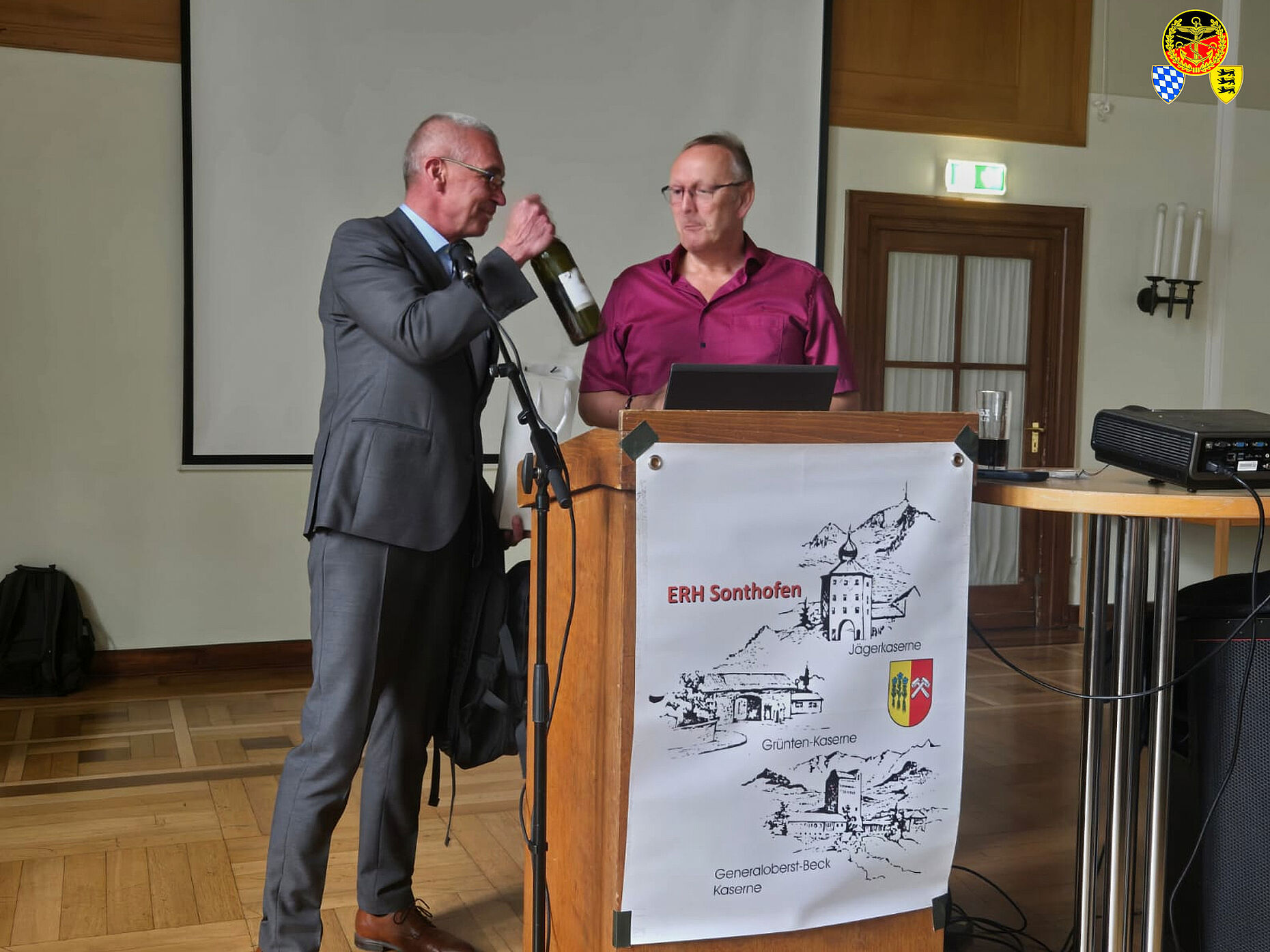 Oberstabsfeldwebel a.D. Stefan Weyer dankte Uwe Schenkel für seinen äußerst informativen und hilfreichen Vortrag. Foto: Wolfgang Kruse