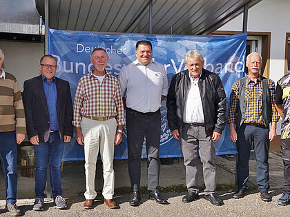 Ein besonderer Moment der Mitgliederversammlung: die Geehrten Josef Herbstsommer (ab 3.v.l.), Thomas Waldenmeier und Horst Hanft im Kreise der Vorstandsmitglieder Walter Schmitt, Klemens Pfaff, Vorsitzender Karlheinz Buld (2.v.r.) und Stefan Schulz. Foto: vmvpo