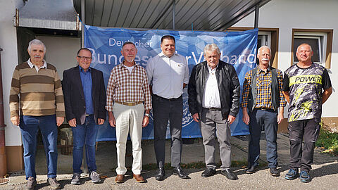 Ein besonderer Moment der Mitgliederversammlung: die Geehrten Josef Herbstsommer (ab 3.v.l.), Thomas Waldenmeier und Horst Hanft im Kreise der Vorstandsmitglieder Walter Schmitt, Klemens Pfaff, Vorsitzender Karlheinz Buld (2.v.r.) und Stefan Schulz. Foto: vmvpo