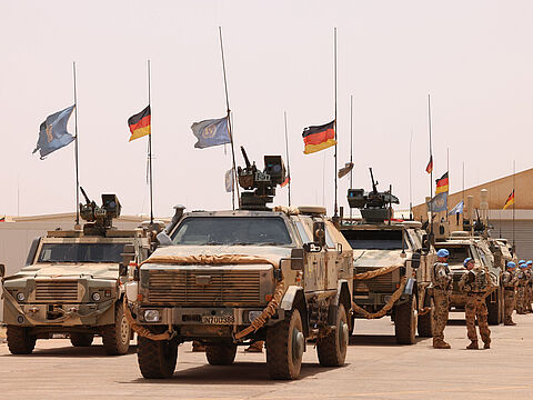 Soldaten stehen an ihren Fahrzeugen im Camp Castor in Gao/Mali. Foto: Bundeswehr/Sebastian Wilke