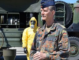 Der Inspekteur der Streitkräftebasis, Generalleutnant Martin Schelleis, bei seinem Besuch der ABC-Abwehr auf dem Campus der Bw-Uni Neubiberg. Foto: PIZ SKB