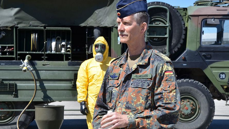 Der Inspekteur der Streitkräftebasis, Generalleutnant Martin Schelleis, bei seinem Besuch der ABC-Abwehr auf dem Campus der Bw-Uni Neubiberg. Foto: PIZ SKB