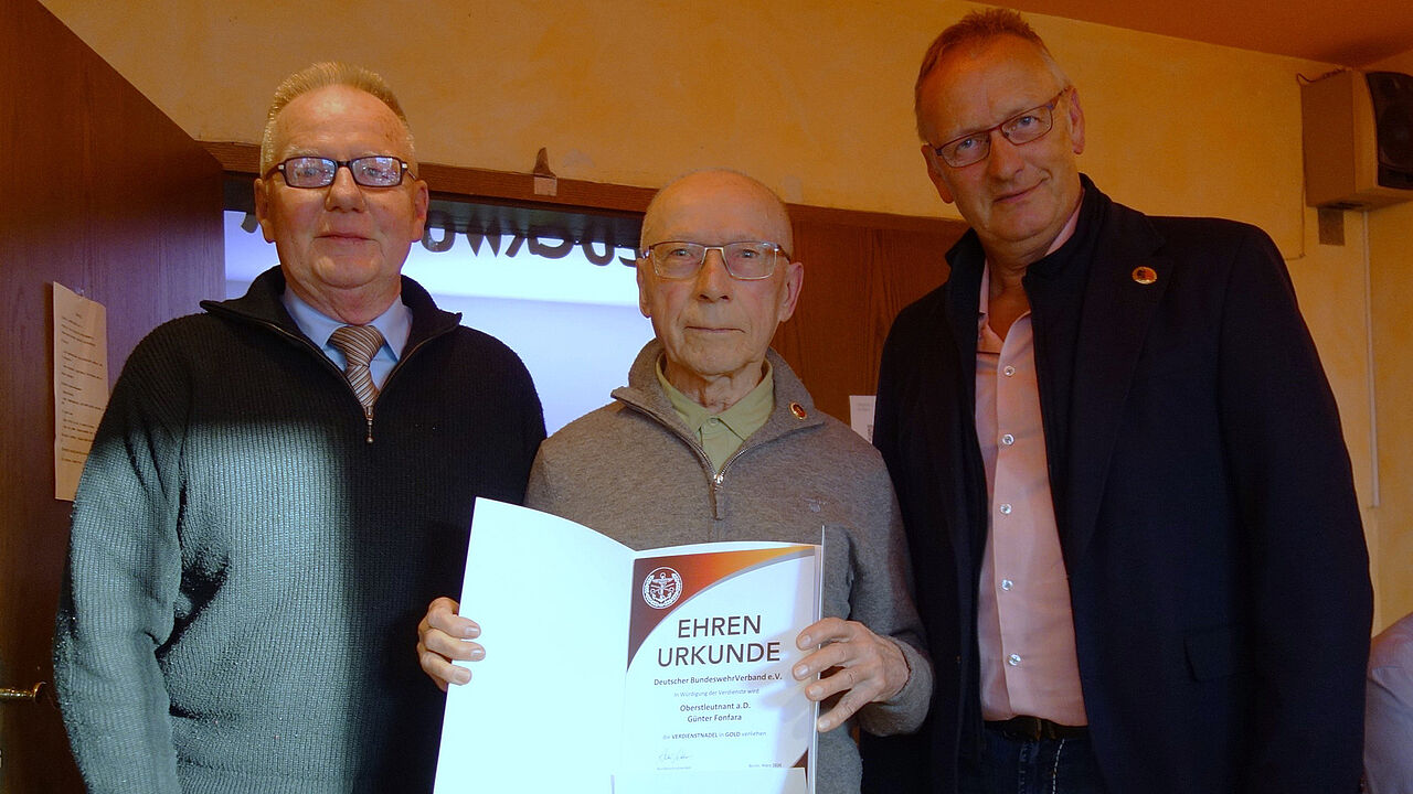 Aus den Händen des 2. Vorsitzenden ERH im Bundesvorstand, Uwe Schenkel (r.), sowie des Vorsitzenden der KERH Potsdam, Udo Schultz, konnte Günter Fonfara (M.) die Verdienstnadel in Gold entgegennehmen. Foto: Günther Stein