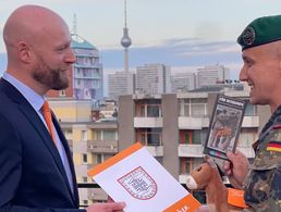 Regierungsdirektor Philip Kraft, Geschäftsstellenleiter der Deutschen Härtefallstiftung (l.), und Oberstleutnant i.G. Marcel Bohnert, Stellvertretender Bundesvorsitzender des Deutschen BundeswehrVerbandes. Foto: Katja Gersemann