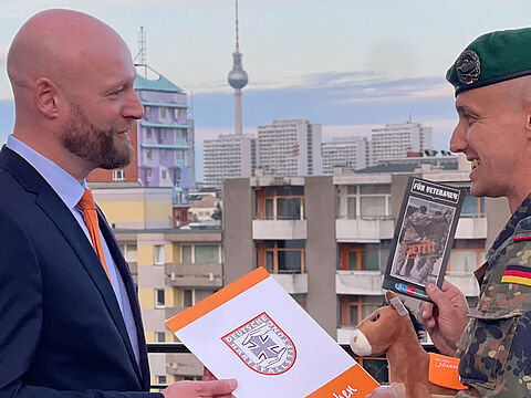 Regierungsdirektor Philip Kraft, Geschäftsstellenleiter der Deutschen Härtefallstiftung (l.), und Oberstleutnant i.G. Marcel Bohnert, Stellvertretender Bundesvorsitzender des Deutschen BundeswehrVerbandes. Foto: Katja Gersemann