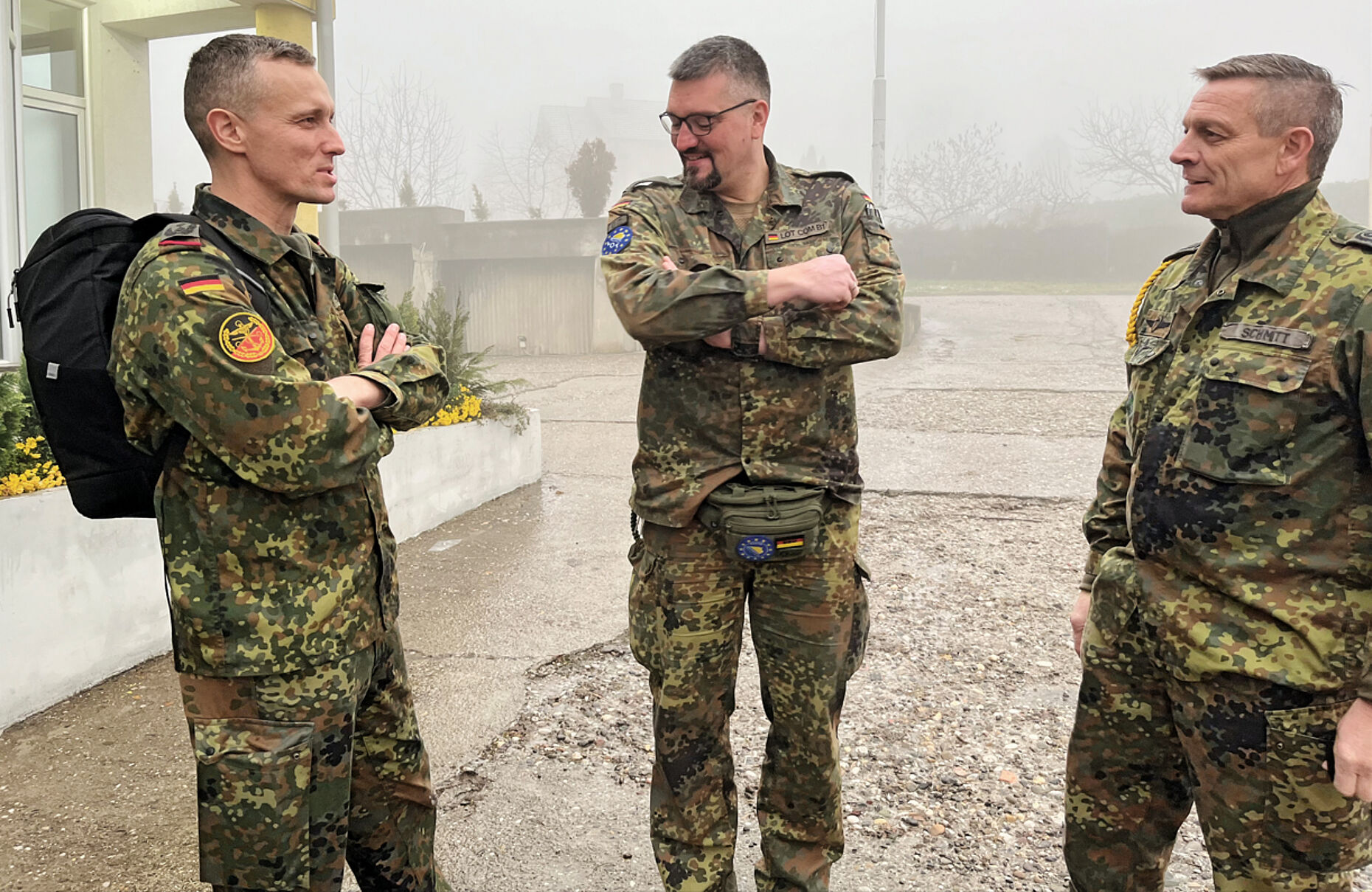 Oberstleutnant i.G. Marcel Bohnert mit Major Ronald Hartwig und Oberstabsfeldwebel Frank Schmitt vor dem Deutschen Hauptquartier in Sarajevo. Oberstleutnant i.G. Marcel Bohnert ist im Bundesvorstand der Ansprechpartner für Einsätze und Missionen. Foto: DBwV/Frank Jungbluth