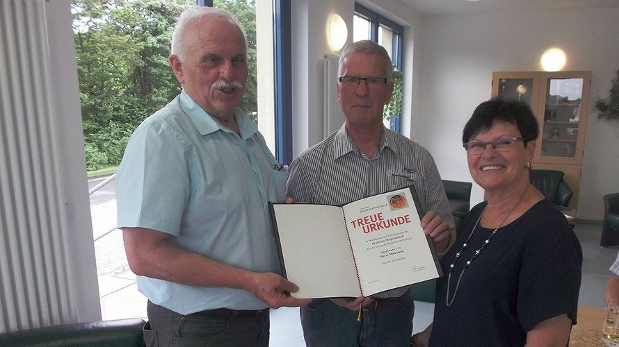 In Anwesenheit seiner Ehefrau wurde Horst Mickeluhn (Mitte) die Dankurkunde für 50 Jahre Mitgliedschaft durch Vorsitzenden Hans Grünewald übergeben. (Foto:  KERH Mayen-Andernach-Mendig)