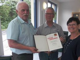 In Anwesenheit seiner Ehefrau wurde Horst Mickeluhn (Mitte) die Dankurkunde für 50 Jahre Mitgliedschaft durch Vorsitzenden Hans Grünewald übergeben. (Foto:  KERH Mayen-Andernach-Mendig)