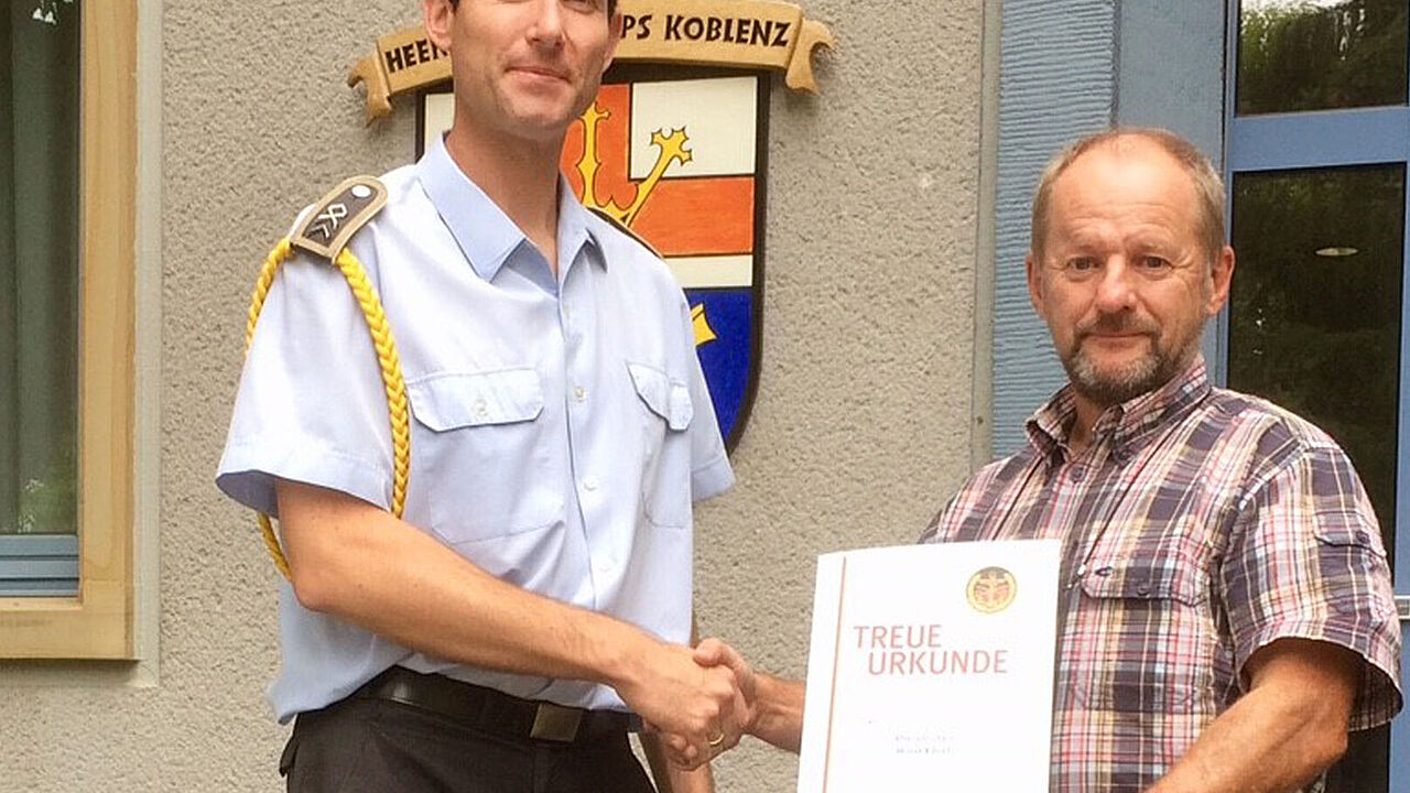 Die wohl letzte Urkunde als aktiver Soldat erhielt Oberstleutnant Horst Eberl von seinem TruKa Vorsitzendem. Foto: TruKa Gneisenau-Kaserne