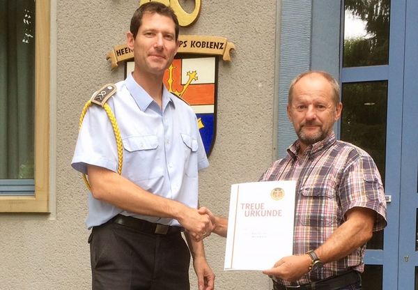 Die wohl letzte Urkunde als aktiver Soldat erhielt Oberstleutnant Horst Eberl von seinem TruKa Vorsitzendem. Foto: TruKa Gneisenau-Kaserne