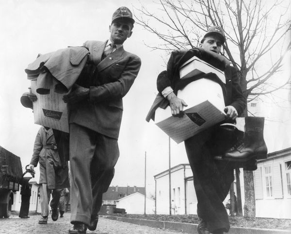 Eigene Tradition heranbilden: Im Dezember 1955 haben die ersten Freiwilligen der Bundeswehr in Andernach ihre Ausrüstung erhalten. (Foto: SZ Photo)