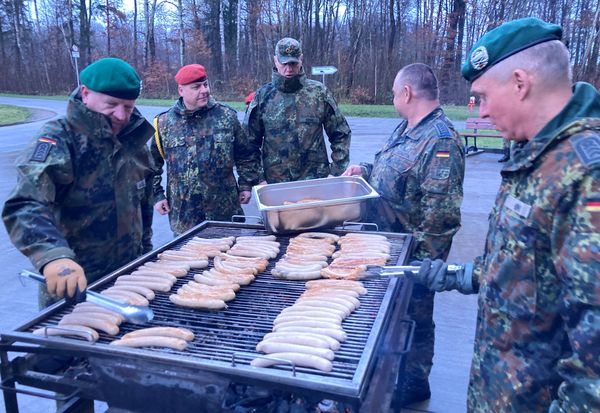 Bildunterschrift: Wie bereits in den letzten Jahren, hatten auch bei diesem Adventsnachmittag die Spieße wieder das Kommando am Grill übernommen, um die vielen hungrigen Mägen mit Bratwurst zu füllen. Foto: Werner Trump