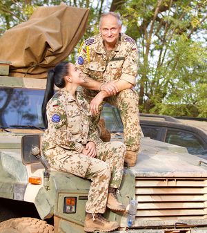 Der Dienst im Camp Koulikoro geht vor, doch etwas Zeit zum gemeinsamen „Ratschen“ finden Kompaniefeldwebel Anton S. und Stabsunteroffizier Jessica S. trotzdem. Foto: PIZ/EinsFüKdoBw, Patrick Enßle