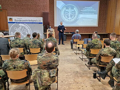 Oberstleutnant i.G. Dr. Detlef Buch bei seinem Vortrag. DBwV/LV Nord