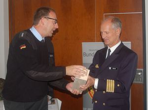 Hauptmann Dirk Sommer (l.) dankt Kapitän zu See Kähler für die freundliche Aufnahme. Foto: DBwV/LV Nord