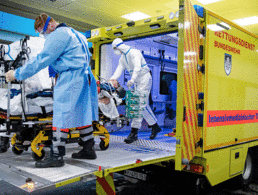 Ankunft eines französischen Corona-Patienten am Bundeswehrkrankenhaus Ulm. Die Gefahren einer Pandemie seien lange bekannt gewesen, heißt es in einem Dokument der GIDS. Bundeswehr/Björn Hoßfeld