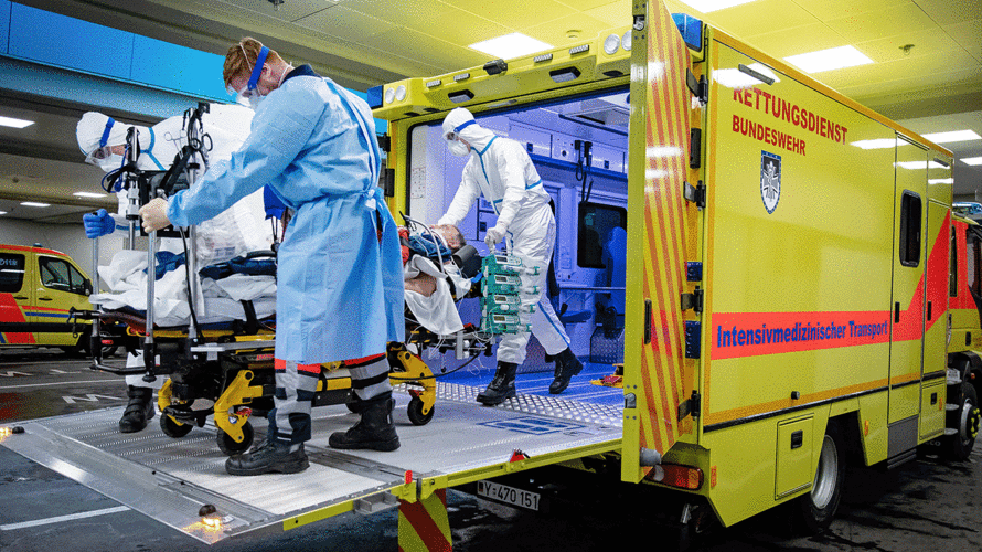 Ankunft eines französischen Corona-Patienten am Bundeswehrkrankenhaus Ulm. Die Gefahren einer Pandemie seien lange bekannt gewesen, heißt es in einem Dokument der GIDS. Bundeswehr/Björn Hoßfeld