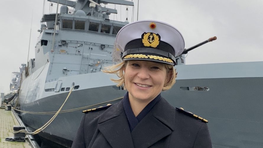 Premiere bei der Deutsche Marine: Mit Korvettenkapitän Bianca Seifert hat zum ersten Mal eine Frau das Kommando über eine Korvetten-Besatzung übernommen. Foto: DBwV/Christine Hepner
