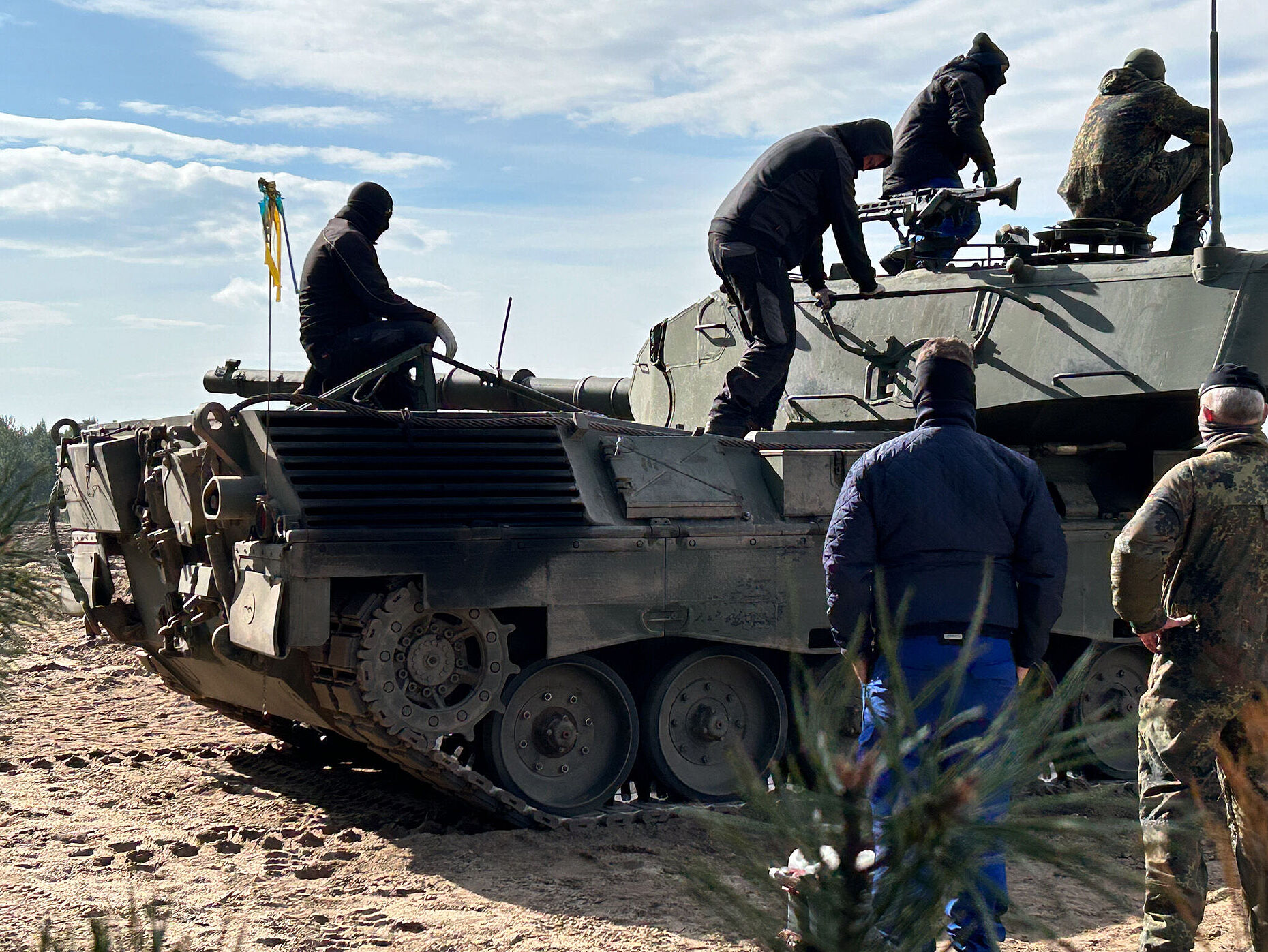 Ukrainische Soldaten munitionieren das MG des Kampfpanzers „Leopard 1A5“ auf dem Truppenübungsplatz Klietz auf: Ausbilder der Bundeswehr weisen ein. 25 000 Ukrainer sind seit 2022 von der Bundeswehr ausgebildet worden. Foto: DBwV/Frank Jungbluth