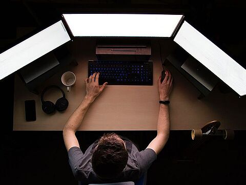 Wenn der Generationenwechsel im öffentlichen Dienst gelingen soll, müssen die Arbeitgeber den Dienst flexibler gestalten. Foto: Maxim Duzij/unsplash