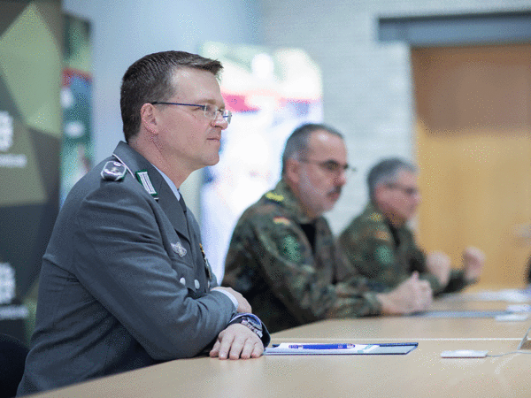 Im Kommando Sanitätsdienst in Koblenz traf sich Oberstleutnant André Wüstner (l.) mit dem Inspekteur Sanitätsdienst, Generaloberstabsarzt Dr. Ulrich Baumgärtner (M.). Foto: Bundeswehr/Markus Dittrich