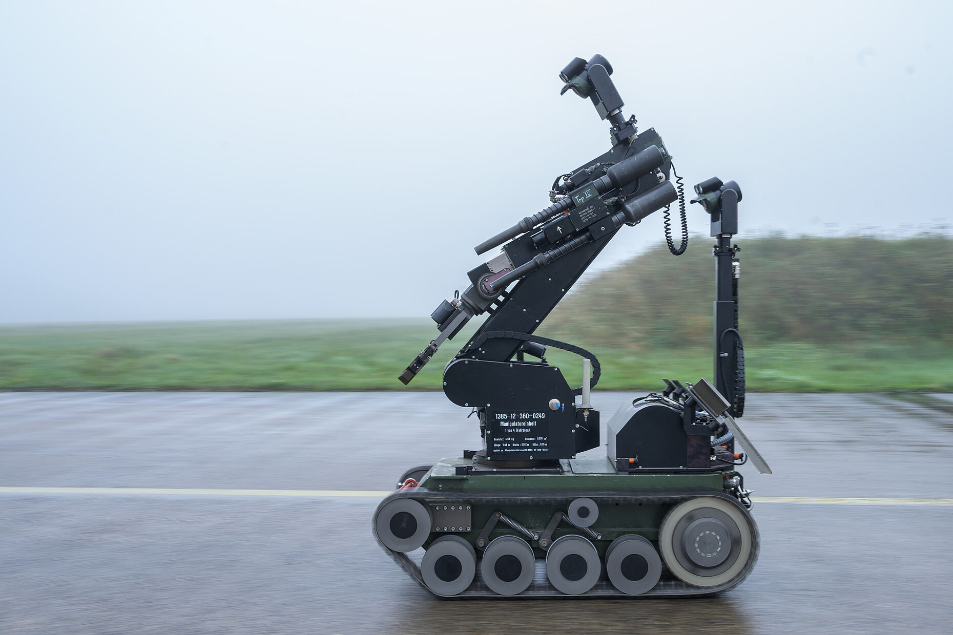 Das Kettenfahrzeug tEODor kann Sprengvorrichtungen beseitigen. Foto: Bundeswehr/Johann Michael Scheller