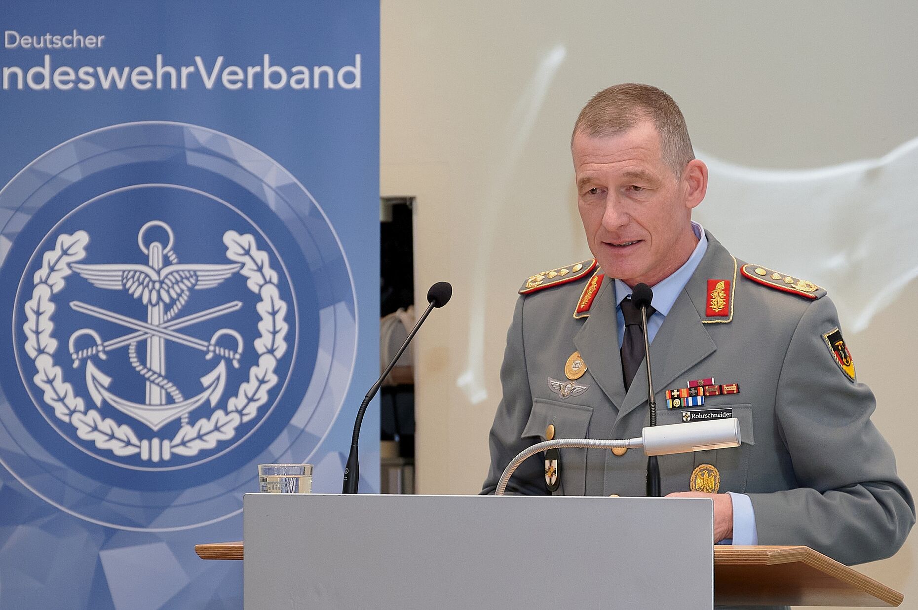 Generalleutnant Kai Rohrschneider, AbtLtr FüSK im BMVg, zeichnete den Weg der Bundeswehr von kontingentbasierter Einsatzbereitschaft zu einsatzbereiten Präsenzstreitkräften auf. Foto: Ingo Kaminsky
