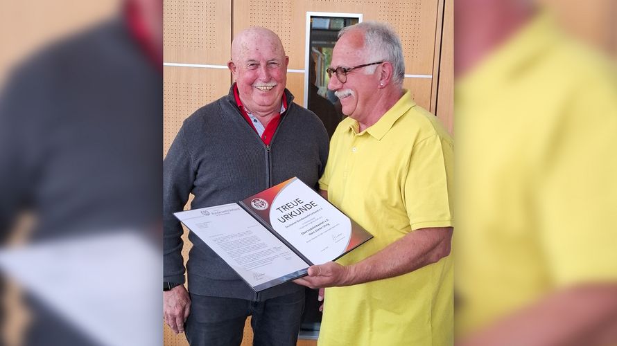 Bei der Eröffnung der Grillsaison bei der Kameradschaft ERH Neckarzimmern erhielt Oberstabsfeldwebel a.D. Hans-Dieter Uhrig für 60 Jahre Mitgliedschaft im DBwV die Treueurkunde und -nadel vom Vorsitzenden Oberstabsfeldwebel a.D. Jürgen Zechner. Foto: Jürgen Zechner