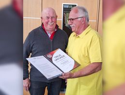 Bei der Eröffnung der Grillsaison bei der Kameradschaft ERH Neckarzimmern erhielt Oberstabsfeldwebel a.D. Hans-Dieter Uhrig für 60 Jahre Mitgliedschaft im DBwV die Treueurkunde und -nadel vom Vorsitzenden Oberstabsfeldwebel a.D. Jürgen Zechner. Foto: Jürgen Zechner