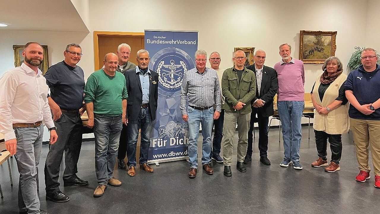 Die Mitglieder der KERH Ingolstadt sprachen dem neuen Vorstand unter Vorsitz von Hauptmann a.D. Roland Ehrenberger (5.v.l.) ihr Vertrauen aus. Foto: WH