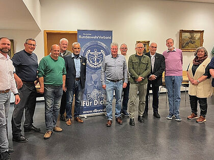 Die Mitglieder der KERH Ingolstadt sprachen dem neuen Vorstand unter Vorsitz von Hauptmann a.D. Roland Ehrenberger (5.v.l.) ihr Vertrauen aus. Foto: WH