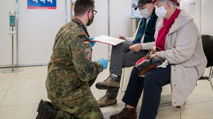 Im Corona-Impfzentrum am neuen Berliner Flughafen BER ist die Bundeswehr ebenfalls im Einsatz. Foto: Bundeswehr/Tom Twardy