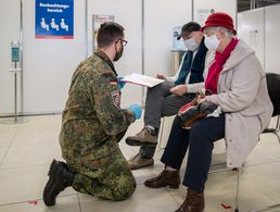 Im Corona-Impfzentrum am neuen Berliner Flughafen BER ist die Bundeswehr ebenfalls im Einsatz. Foto: Bundeswehr/Tom Twardy