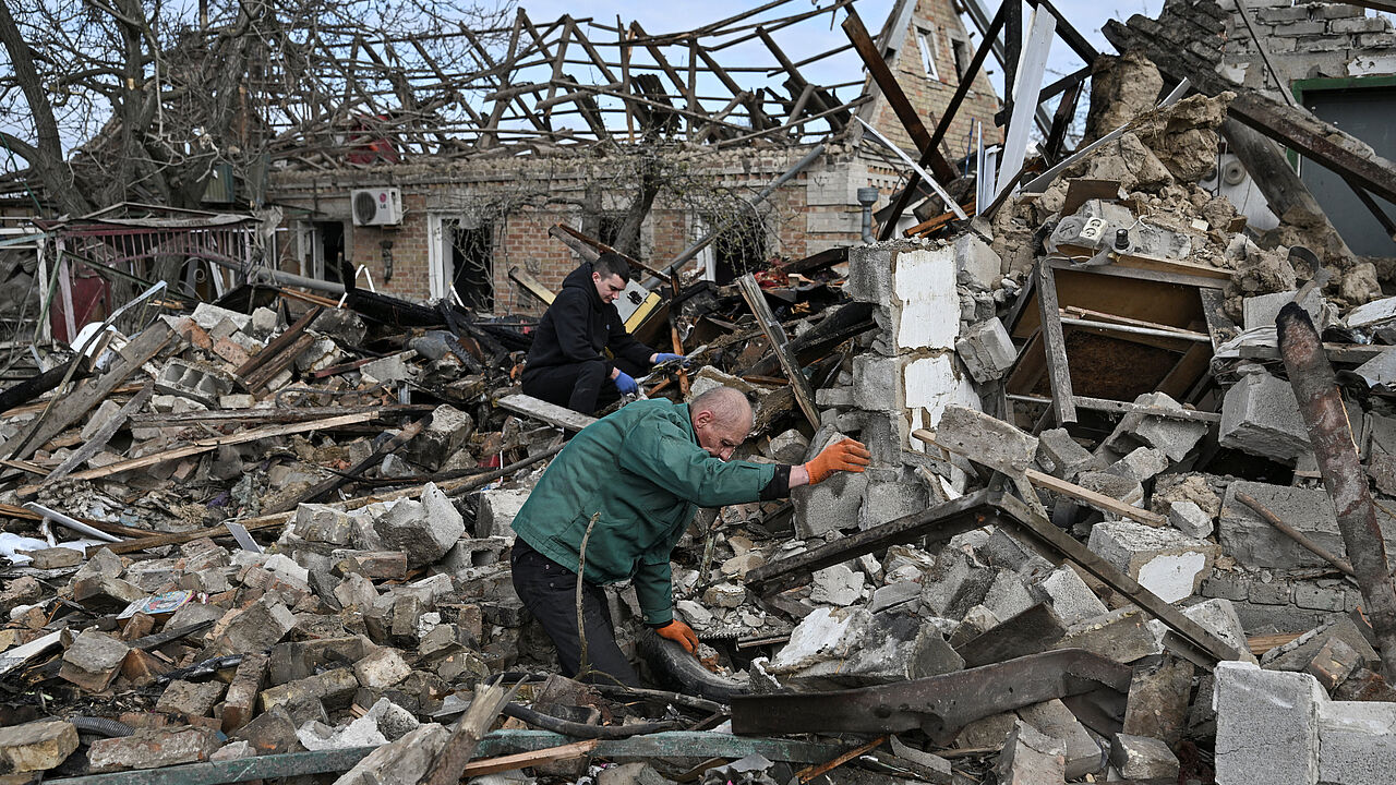 Zerstörung in der Ukraine: Immer wieder kommt es zu folgeschweren und tödlichen Luftangriffen mit russischen Raketen und Drohnen. Die Flugabwehr sei eine wichtige Fähigkeit, die europäische Staaten gemeinsam ausbauen müssten, meint der EVP-Politiker David McAllister. Foto: picture alliance/REUTERS/Stringer