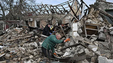 Zerstörung in der Ukraine: Immer wieder kommt es zu folgeschweren und tödlichen Luftangriffen mit russischen Raketen und Drohnen. Die Flugabwehr sei eine wichtige Fähigkeit, die europäische Staaten gemeinsam ausbauen müssten, meint der EVP-Politiker David McAllister. Foto: picture alliance/REUTERS/Stringer