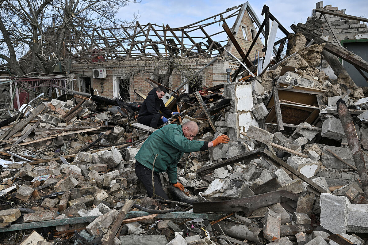 Zerstörung in der Ukraine: Immer wieder kommt es zu folgeschweren und tödlichen Luftangriffen mit russischen Raketen und Drohnen. Die Flugabwehr sei eine wichtige Fähigkeit, die europäische Staaten gemeinsam ausbauen müssten, meint der EVP-Politiker David McAllister. Foto: picture alliance/REUTERS/Stringer