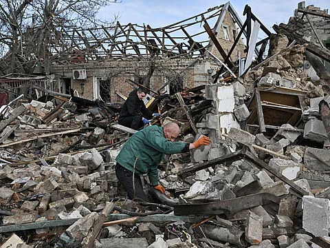 Zerstörung in der Ukraine: Immer wieder kommt es zu folgeschweren und tödlichen Luftangriffen mit russischen Raketen und Drohnen. Die Flugabwehr sei eine wichtige Fähigkeit, die europäische Staaten gemeinsam ausbauen müssten, meint der EVP-Politiker David McAllister. Foto: picture alliance/REUTERS/Stringer